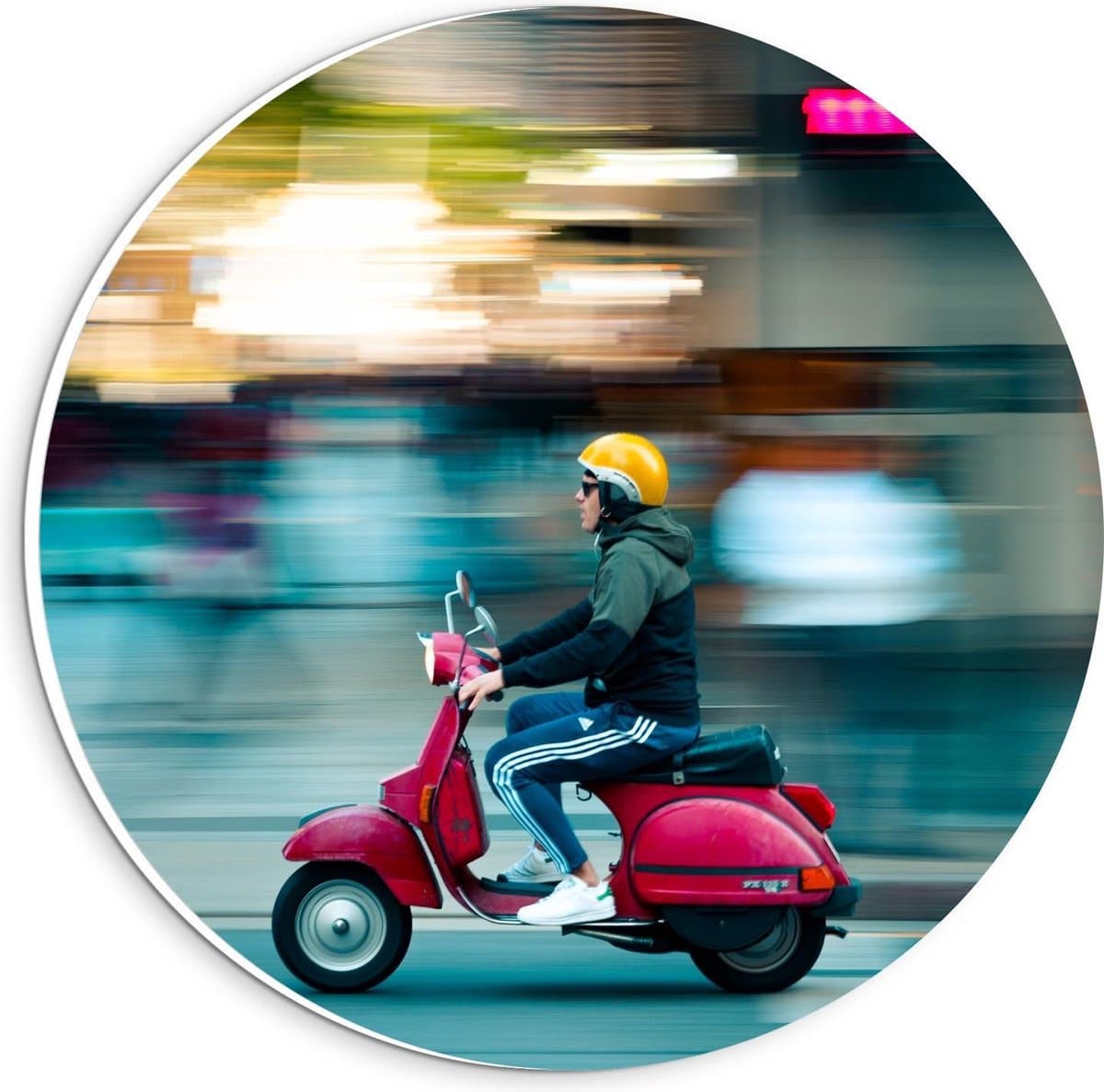 KuijsFotoprint - Schilderij - Rijdende Rode Scooter Door Stad - Geel, Rood En Grijs - 20 X 20 Cm