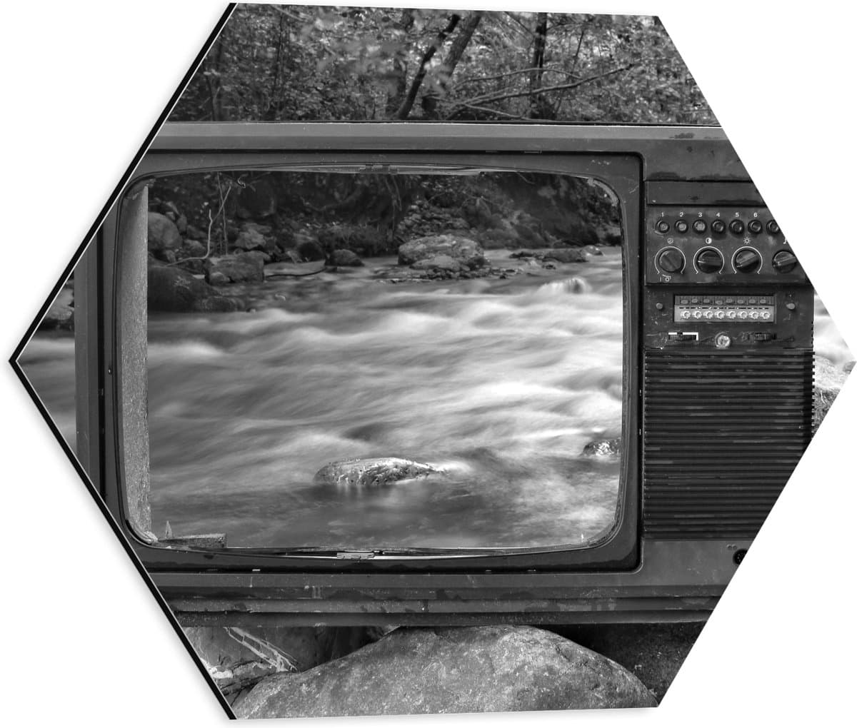 Dibond Hexagon - Oude Vintage Televisie met Doorkijk op Rivier (Zwart-wit) - 40x34.8 cm Foto op Hexagon (Met Ophangsysteem)