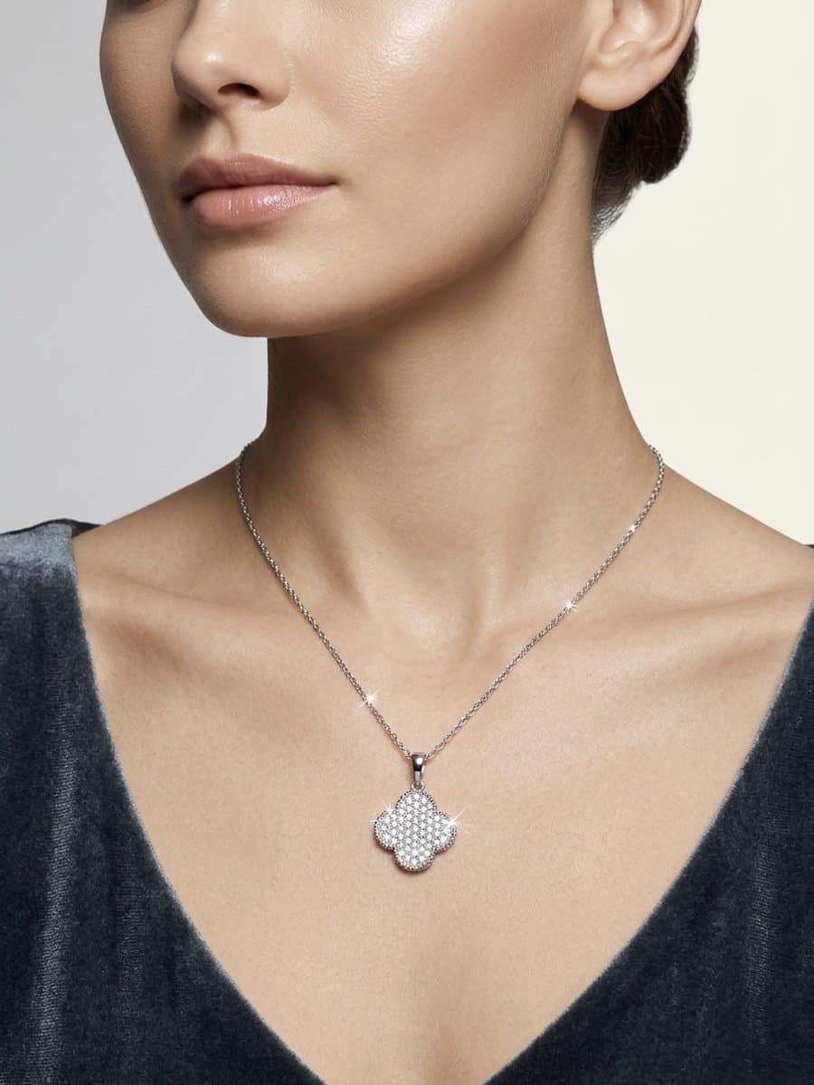 Dames Zilveren Ketting Klavertje Design met Glanzende Steentjes – Elegant Gelukssymbool – Tijdloos Sieraad voor Haar