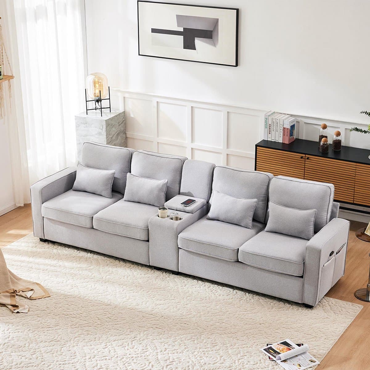 BLACKCOLORS Moderne vierzitsbank van linnen met console, 2 bekerhouders, 2 USB-poorten om op te laden met een kabel, met armsteunen en 4 kussens, eenvoudige bank voor woonkamer, appartement, kantoor.