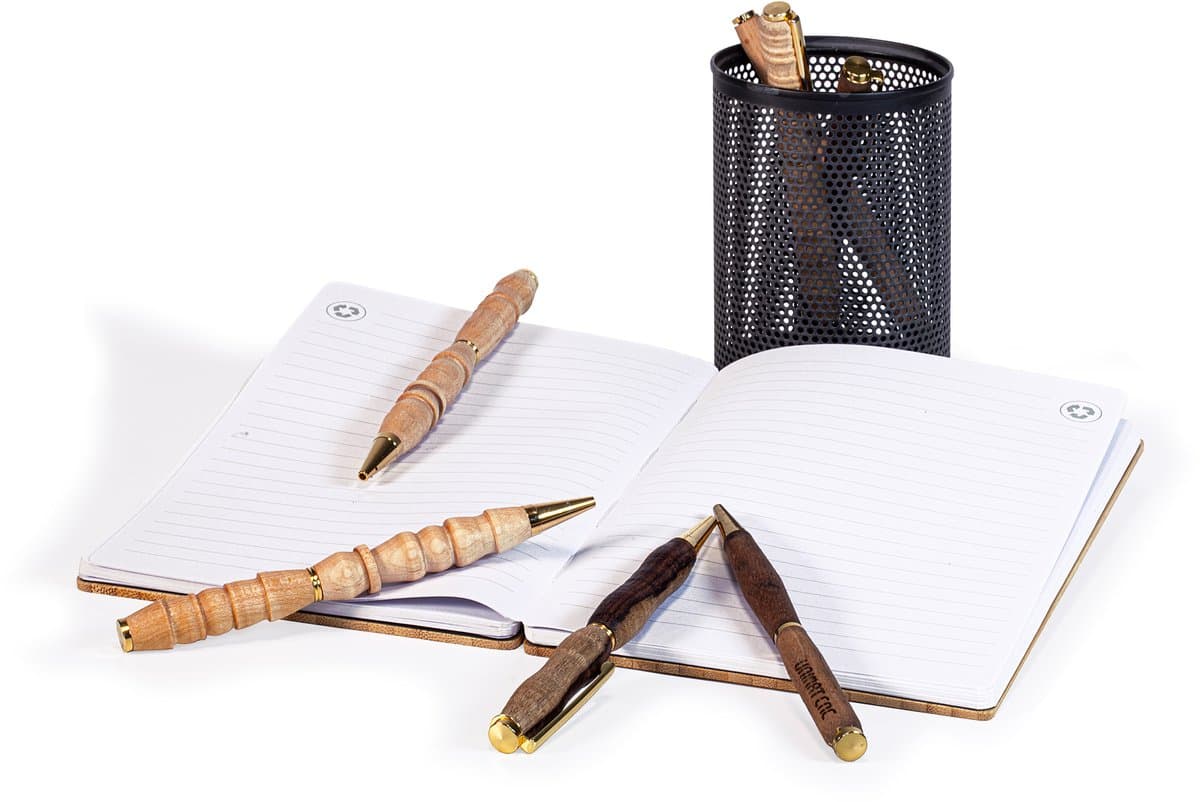 PLAYmake Penmaker Set voor 4-in-1 Houtbewerking Set voor Kinderen - Houtsnijset - Speelgoed Gereedschapset - Cadeautjes voor Jongens en Meisjes - Vanaf 5 Jaar - Crafts&Co