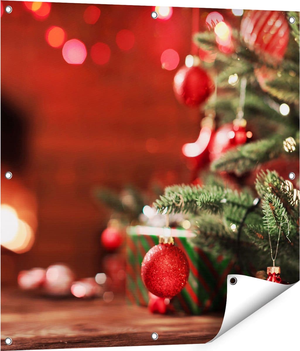 Gards Tuinposter Kerstboom met Rode Lichtjes en Kerstballen - 80x80 cm - Tuindoek - Tuindecoratie - Wanddecoratie buiten - Tuinschilderij