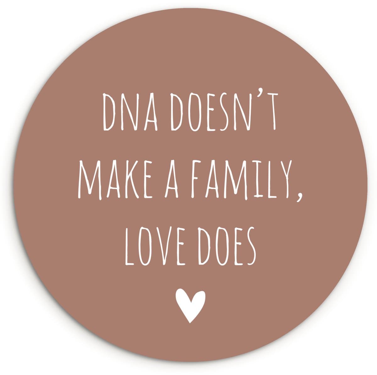 WallCircle® Wandcirkel 140x140 cm - Muurcirkel Engelse quote "DNA doesn't make a family, love does" met een hartje tegen een bruine achtergrond - Muurdecoratie woonkamer - Wanddecoratie slaapkamer - Kamer decoratie accessoires - Ronde schilderijen