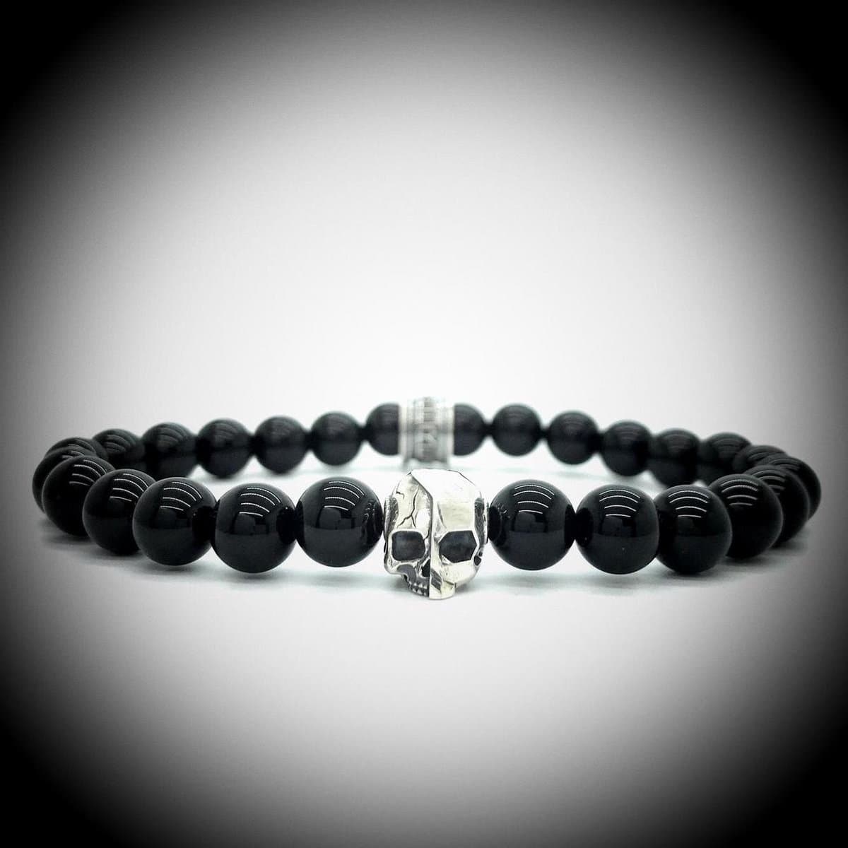 Natuursteen Armband met 925 Sterling Zilver Skull Bedel van 6.1gram Zilver , Handgemaakte Edelsteen Armband met 8mm (Blinkend Onyx) kralen .