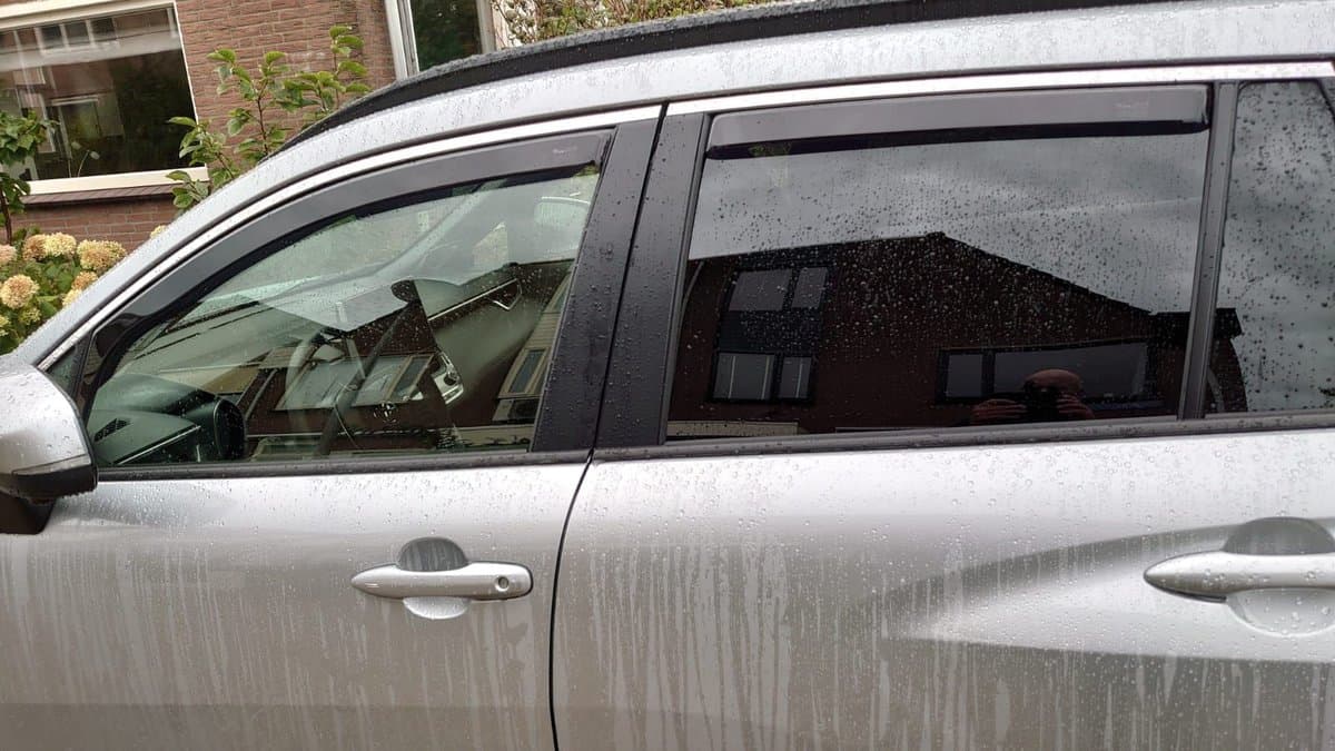 Zijwindschermen donker tbv Toyota Corolla Cross - 5-deurs - VANAF 2020 set tbv 4 deuren, tbv voor & achterramen L+R pasvorm