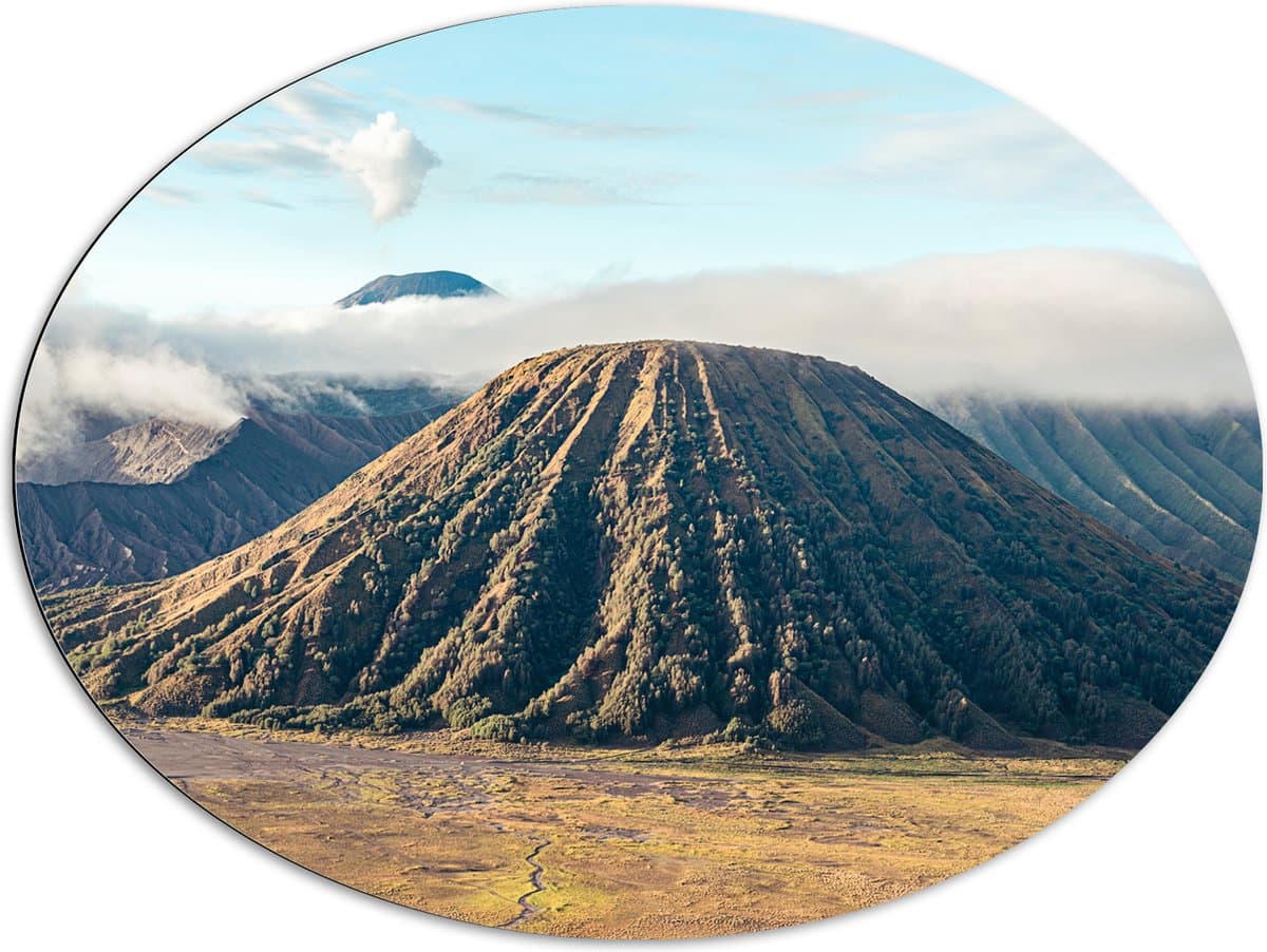 Dibond Ovaal - Wolken boven Bromo Vulkaan, Indonesië - 96x72 cm Foto op Ovaal (Met Ophangsysteem)