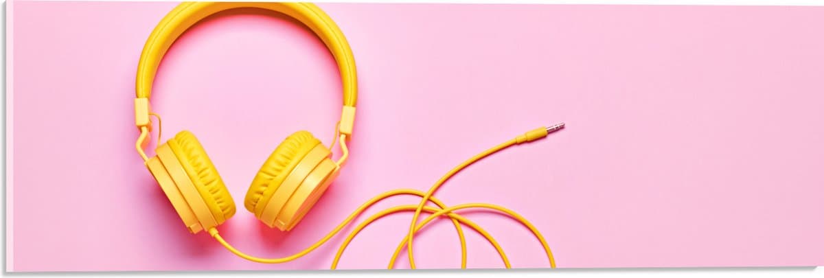 Acrylglas - Gele Headset tegen Roze Achtergrond - 60x20 cm Foto op Acrylglas (Wanddecoratie op Acrylaat)