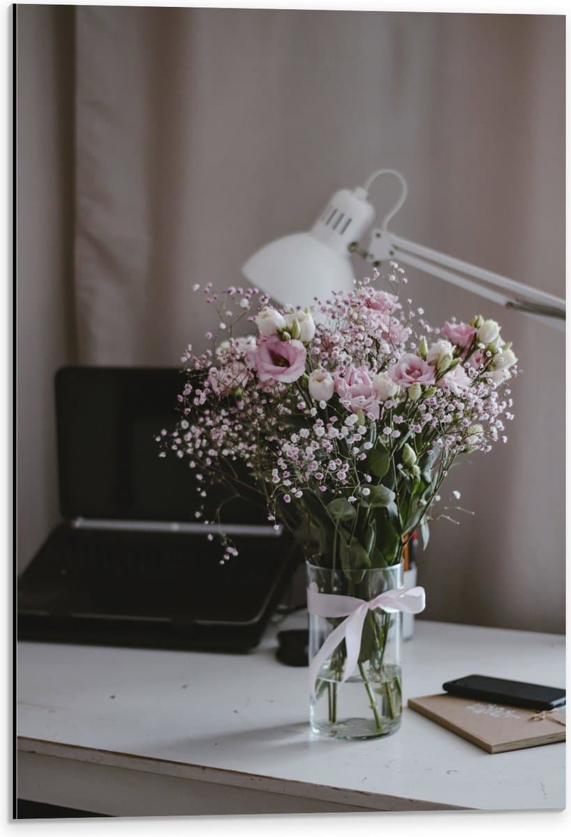 Dibond - Bloemen - Boeket - Water - Strik - Lamp - Telefoon - Bureau - Laptop - 40x60 cm Foto op Aluminium (Wanddecoratie van metaal)