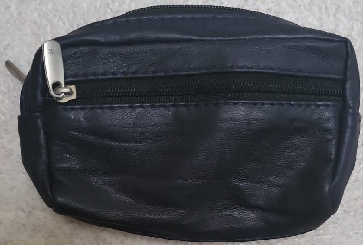 Deze praktische soepel leren sleuteletui komt altijd van pas. De sleuteletui kan veilig worden afgesloten. Met veel ruimte voor natuurlijk sleutels en bijv. muntgeld, bonnetjes of pasjes. Voor uzelf of Bestel Een Cadeau.