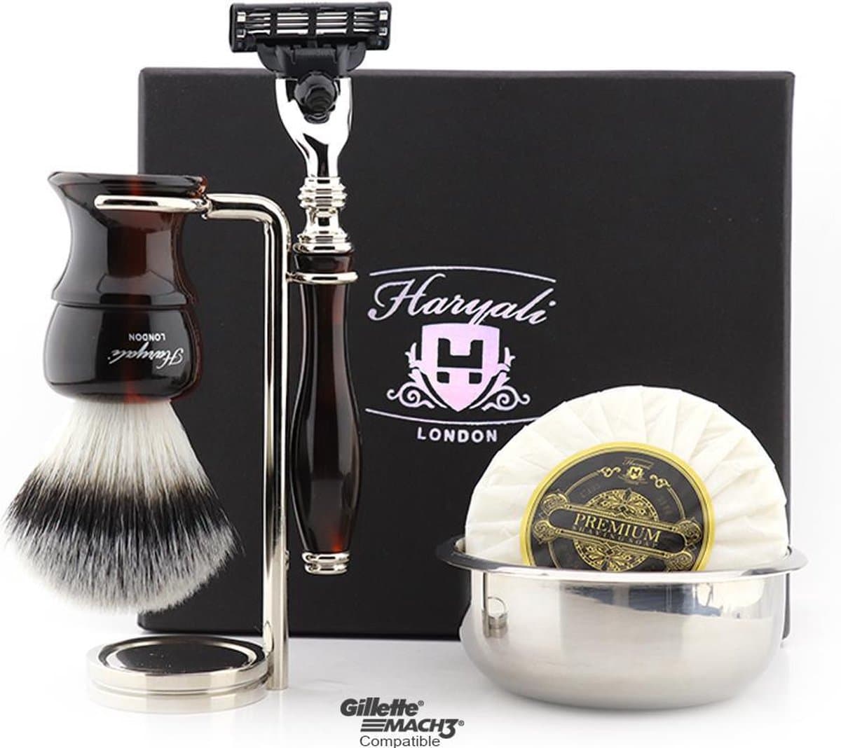 Een complete scheerset in de kleur zwart en rood. Scheermes, scheerkwast, scheerstandaard, scheerkom en zeep, cadeau voor hem.