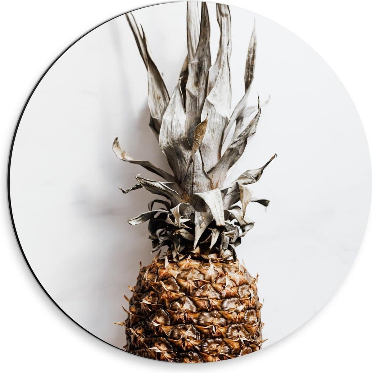 Dibond Wandcirkel - Gele Ananas op Witte Achtergrond - 30x30cm Foto op Aluminium Wandcirkel (met ophangsysteem)