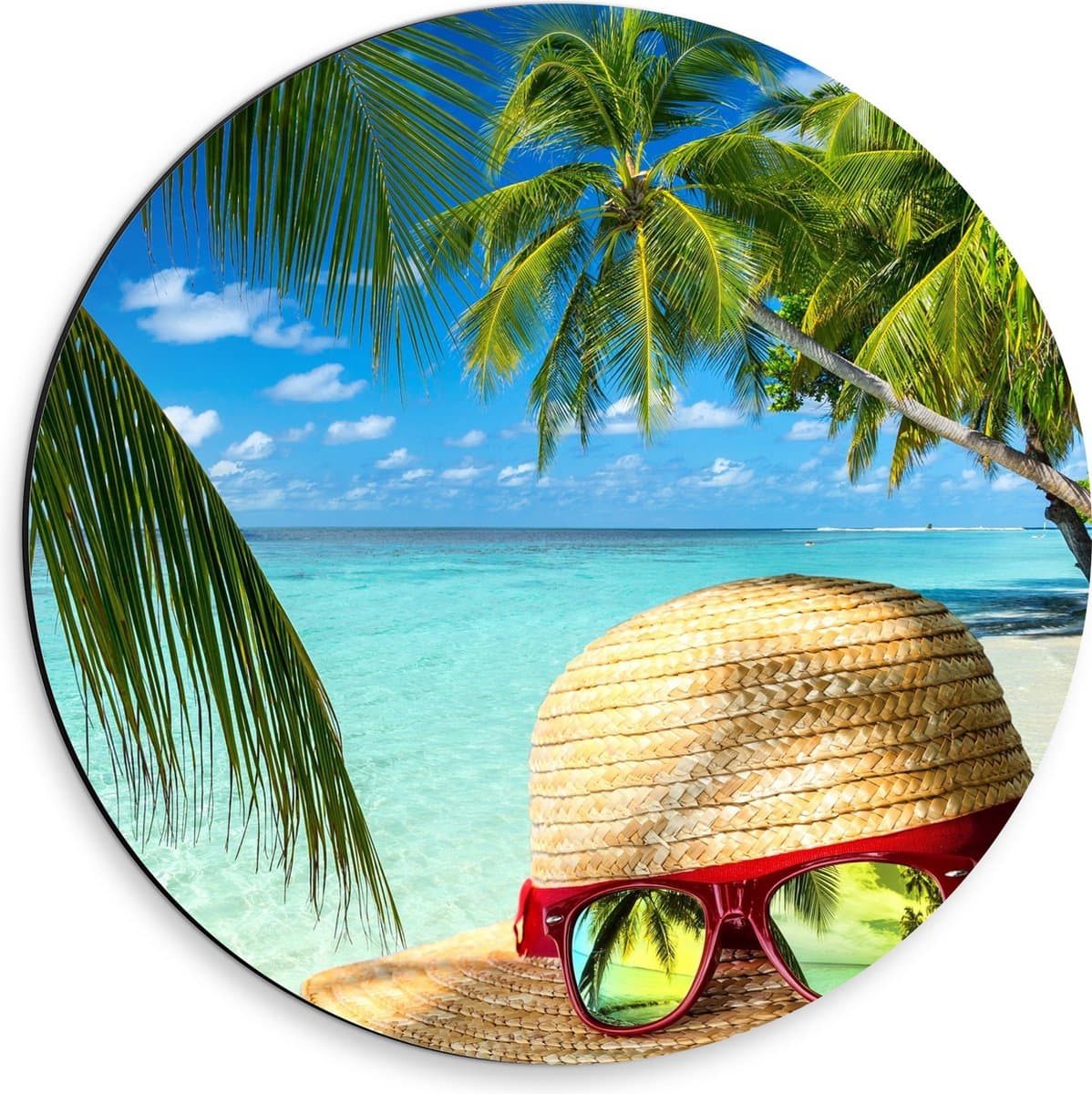 Dibond Muurcirkel - Hoed met Zonnebril op het Strand - 30x30 cm Foto op Aluminium Muurcirkel (met ophangsysteem)