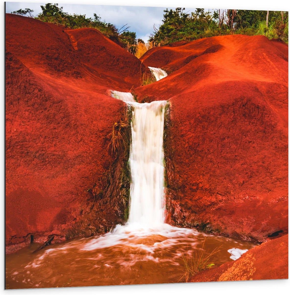 Dibond - Waterval bij Roodkleurige Rotsen - 100x100cm Foto op Aluminium (Wanddecoratie van metaal)