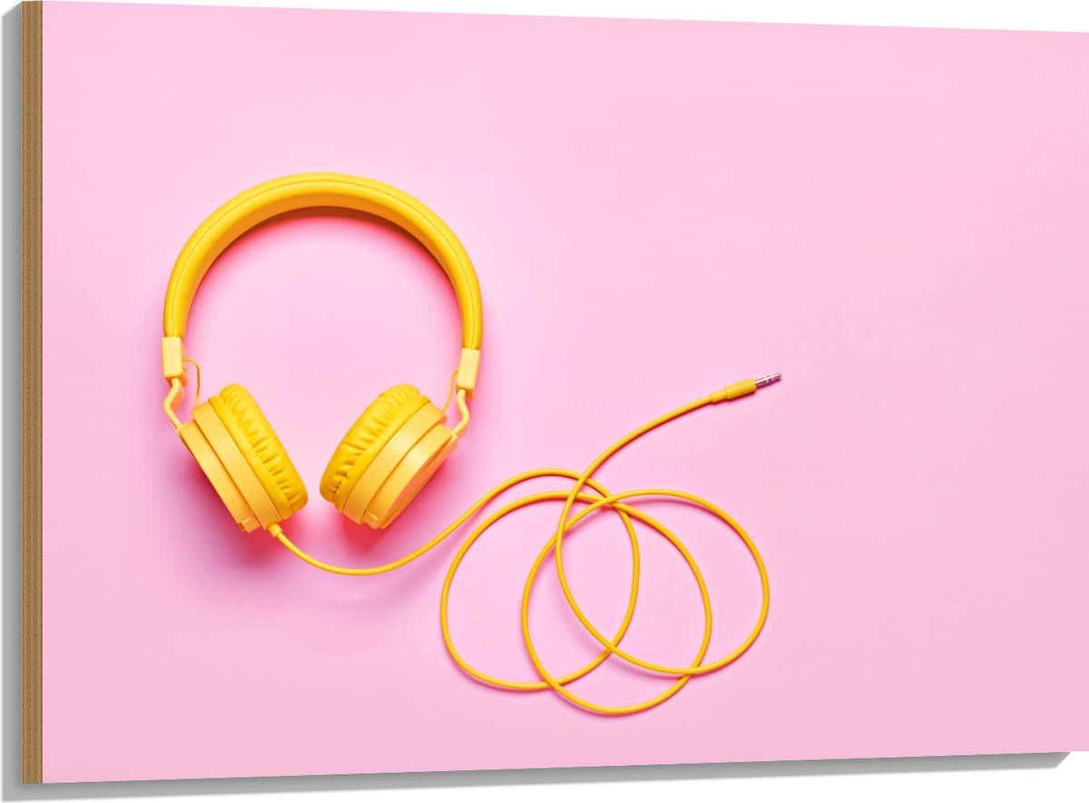 Hout - Gele Headset tegen Roze Achtergrond - 100x75 cm - 9 mm dik - Foto op Hout (Met Ophangsysteem)