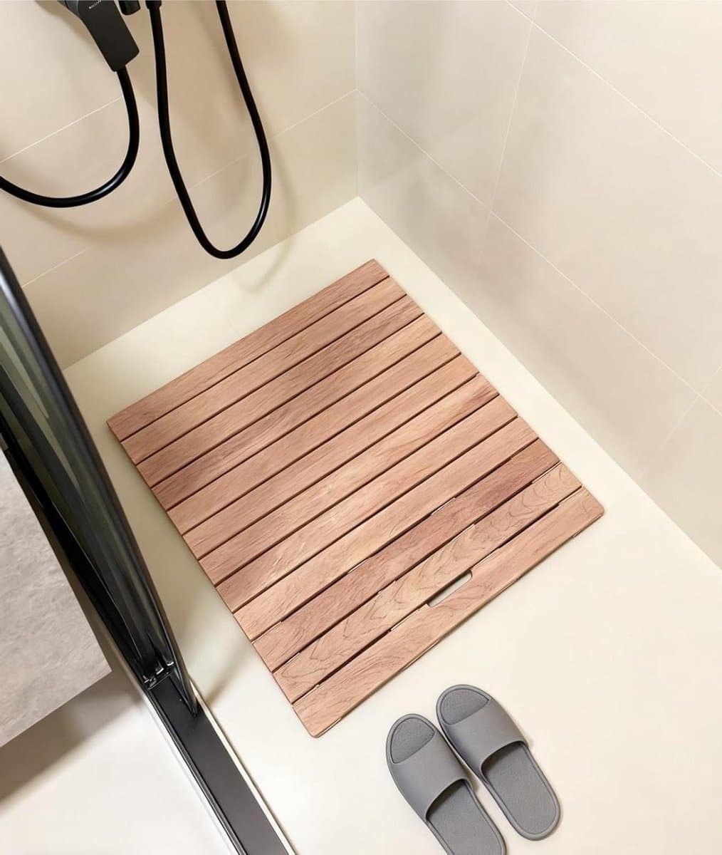 Houten Douchemat - Houten Vloermat - Badkamer Decoratie - Antislip Rubberen Voetjes - 50x91 cm - Natuurlijk Hout