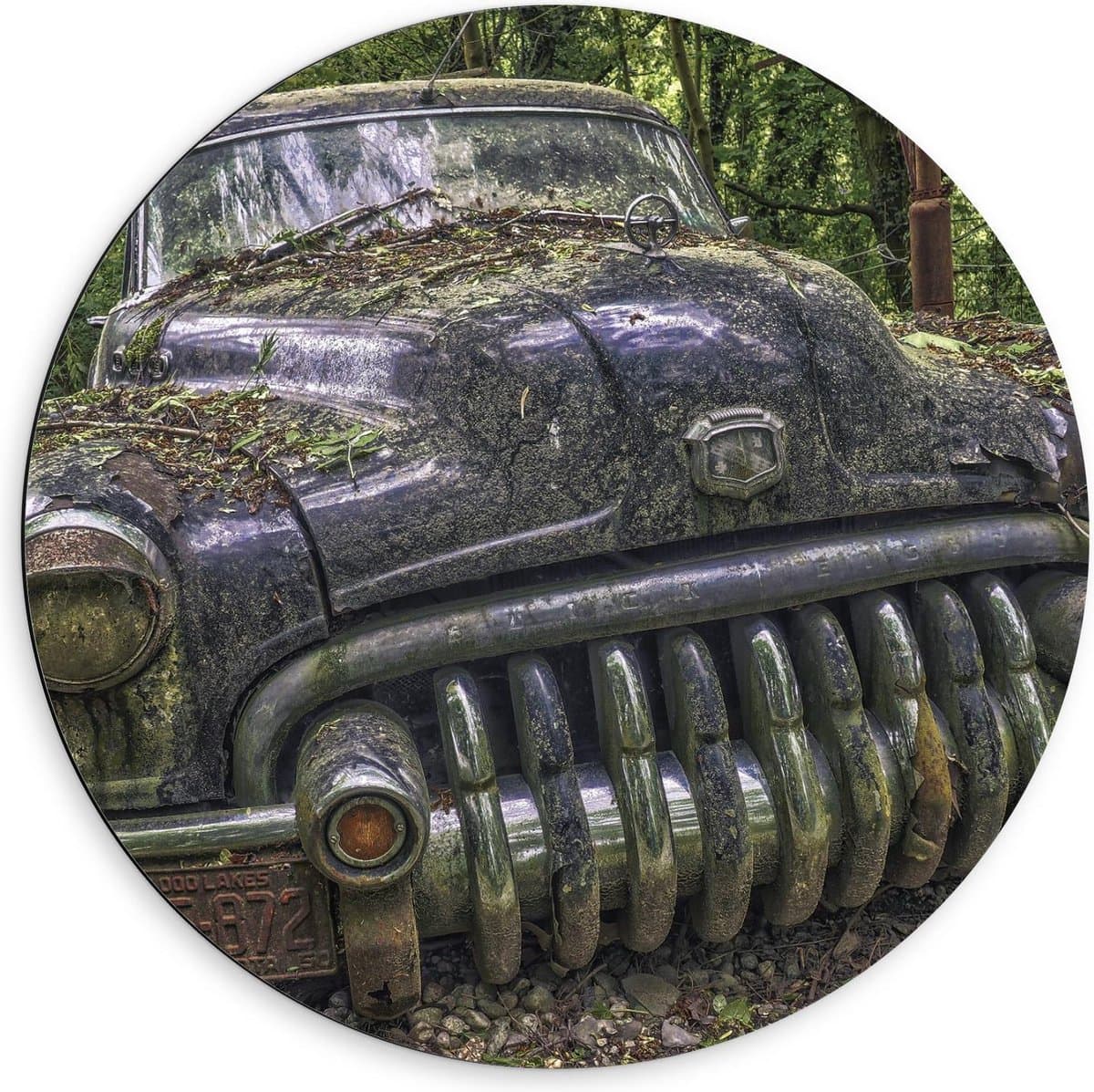 Dibond Wandcirkel - Oude Auto met Mos in het Bos - 60x60cm Foto op Aluminium Wandcirkel (met ophangsysteem)