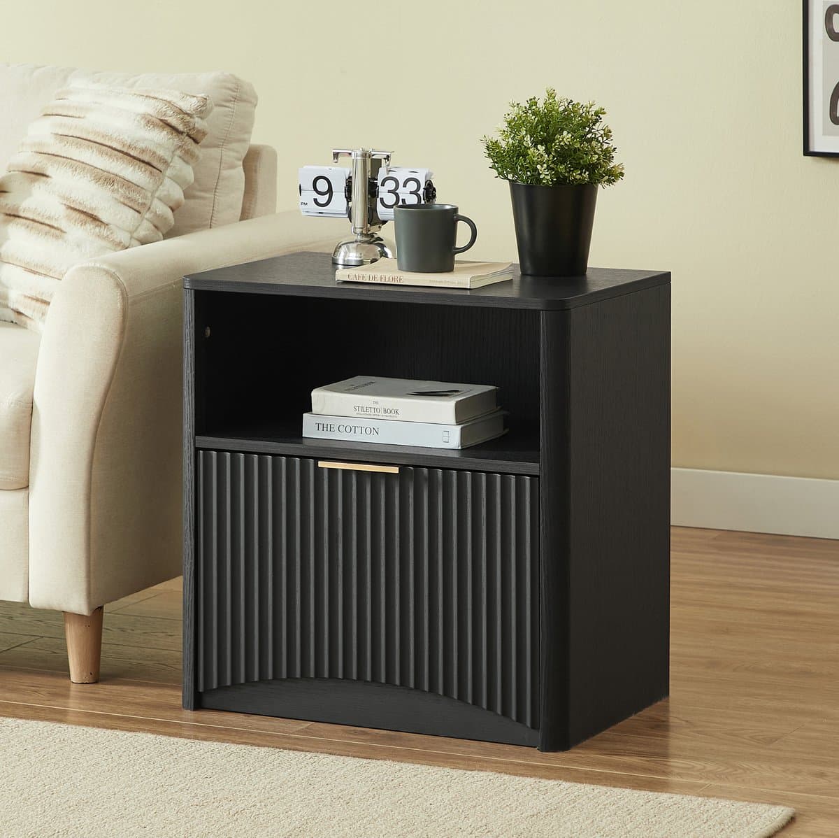Wishdor - Bedtafel met open vak en lade - geribbeld front en gouden greep - modern voor slaapkamer of woonkamer - houtlook zwart - 58 x 38 x 60 cm