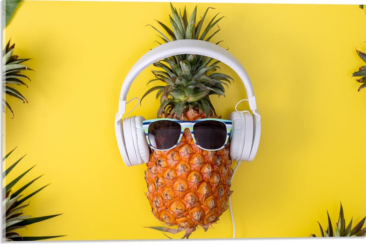 Acrylglas - Ananas met Witte Headset op Felgele Achtergrond - 60x40 cm Foto op Acrylglas (Met Ophangsysteem)