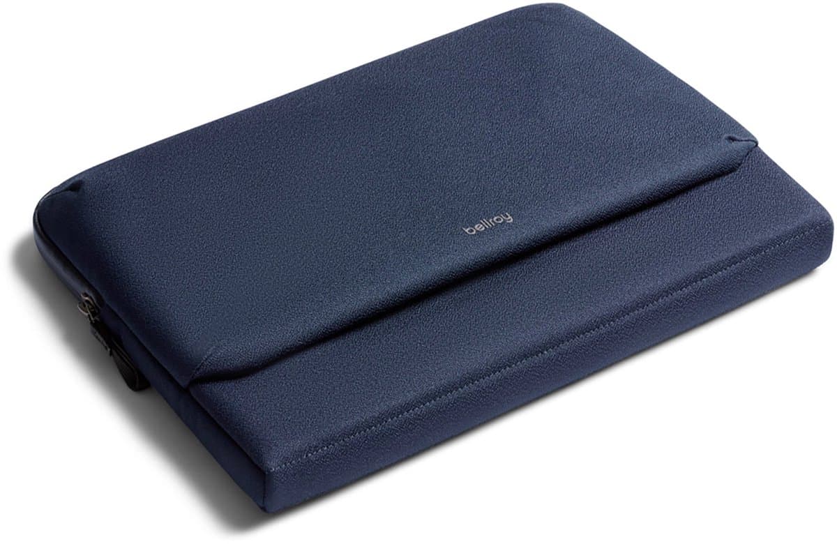Bellroy Laptop Caddy Sleeve 14" – Beschikbaar in Vier Kleuren – Gemaakt van 90% Gerecycled Polyester – Afmetingen 255 x 330 x 25 mm - Blauw
