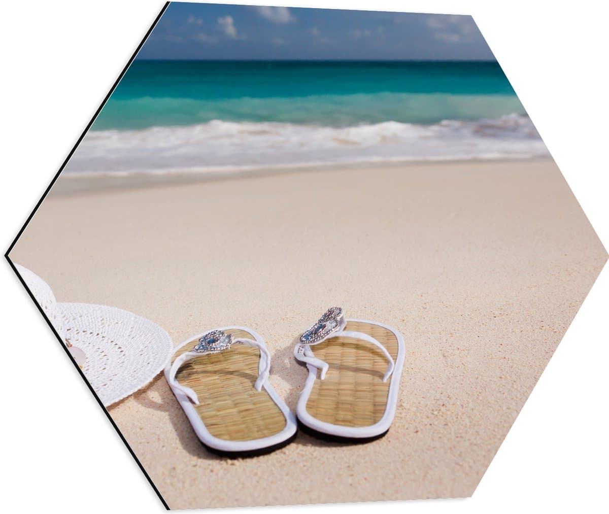 Dibond Hexagon - Slippers en Hoed op Strand - 60x52.2 cm Foto op Hexagon (Met Ophangsysteem)