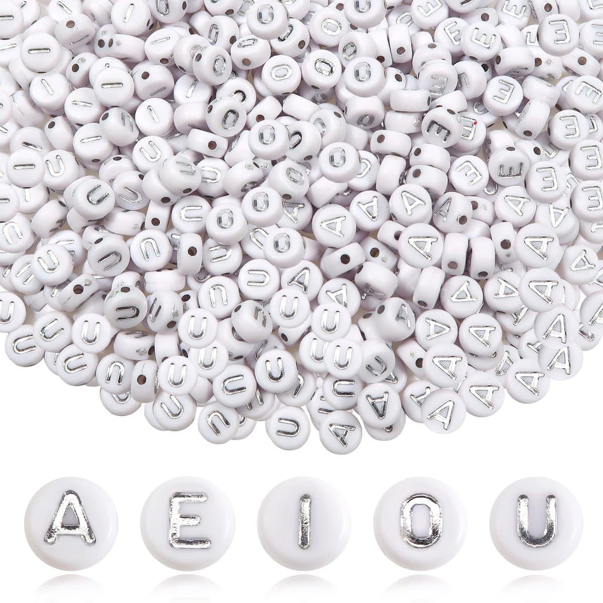 Letterkralen 7 mm ronde acryl alfabet witte kralen met zilveren woord A E I O U voor halsketting armband sieraden maken