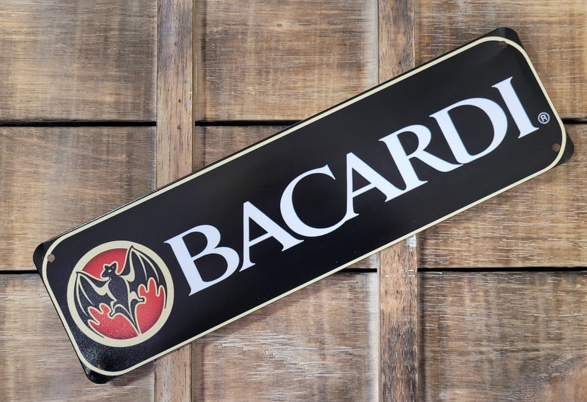 Bacardi Reclamebord van metaal METALEN-WANDBORD - MUURPLAAT - VINTAGE - RETRO - HORECA- BORD-WANDDECORATIE -TEKSTBORD - DECORATIEBORD - RECLAMEPLAAT - WANDPLAAT - NOSTALGIE -CAFE- BAR -MANCAVE- KROEG- MAN CAVE