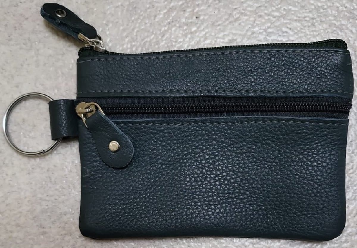 Deze praktische soepel leren sleuteletui komt altijd van pas. Behalve ruimte voor sleutels zijn er vakjes voor bijv. muntgeld, bonnetjes of pasjes waardoor deze etui ook als kleine portemonnee kan worden gebruikt. Voor uzelf of Bestel Een Cadeau