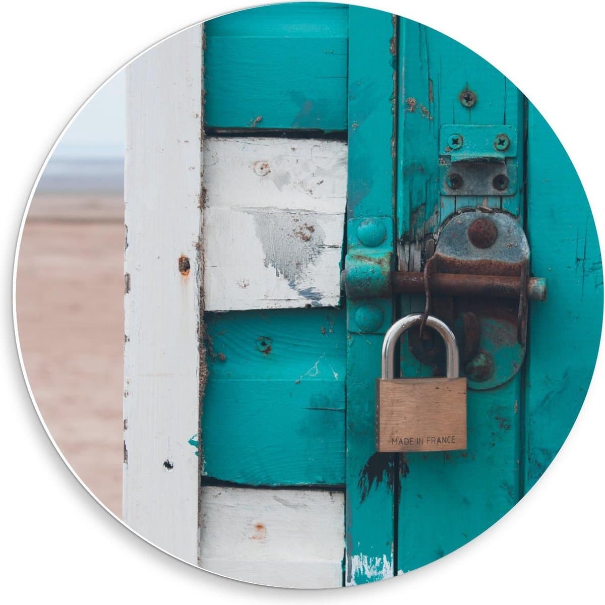 Forex Wandcirkel - Slot op een Blauw Schuurtje op het Strand - 50x50cm Foto op Wandcirkel (met ophangsysteem)