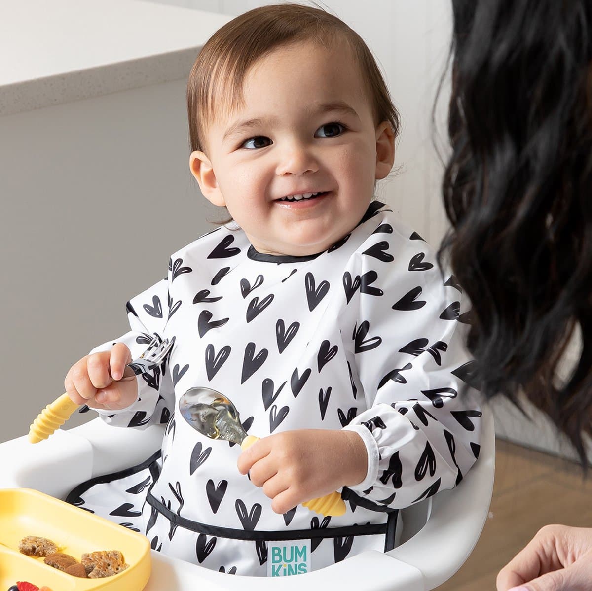 Bumkins - Sleeved Bib Baby Mouwslab – Waterdichte Knoeislab met Mouwen en Opvangbakje – Comfortabele Wasbare Peuterslab – 6 tot 24 maanden – Hearts