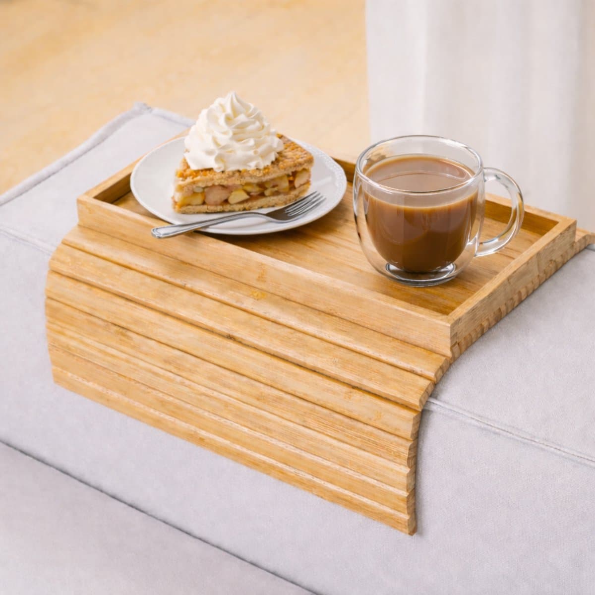 Ultiluxe® Armleuning bank tray - Uitschuifbaar - Houten bank dienblad - Beige - Sofa tafel - Bamboe serveerplank - Opvouwbaar en antislip - Snacks, drankjes, afstandsbediening houder - Universeel