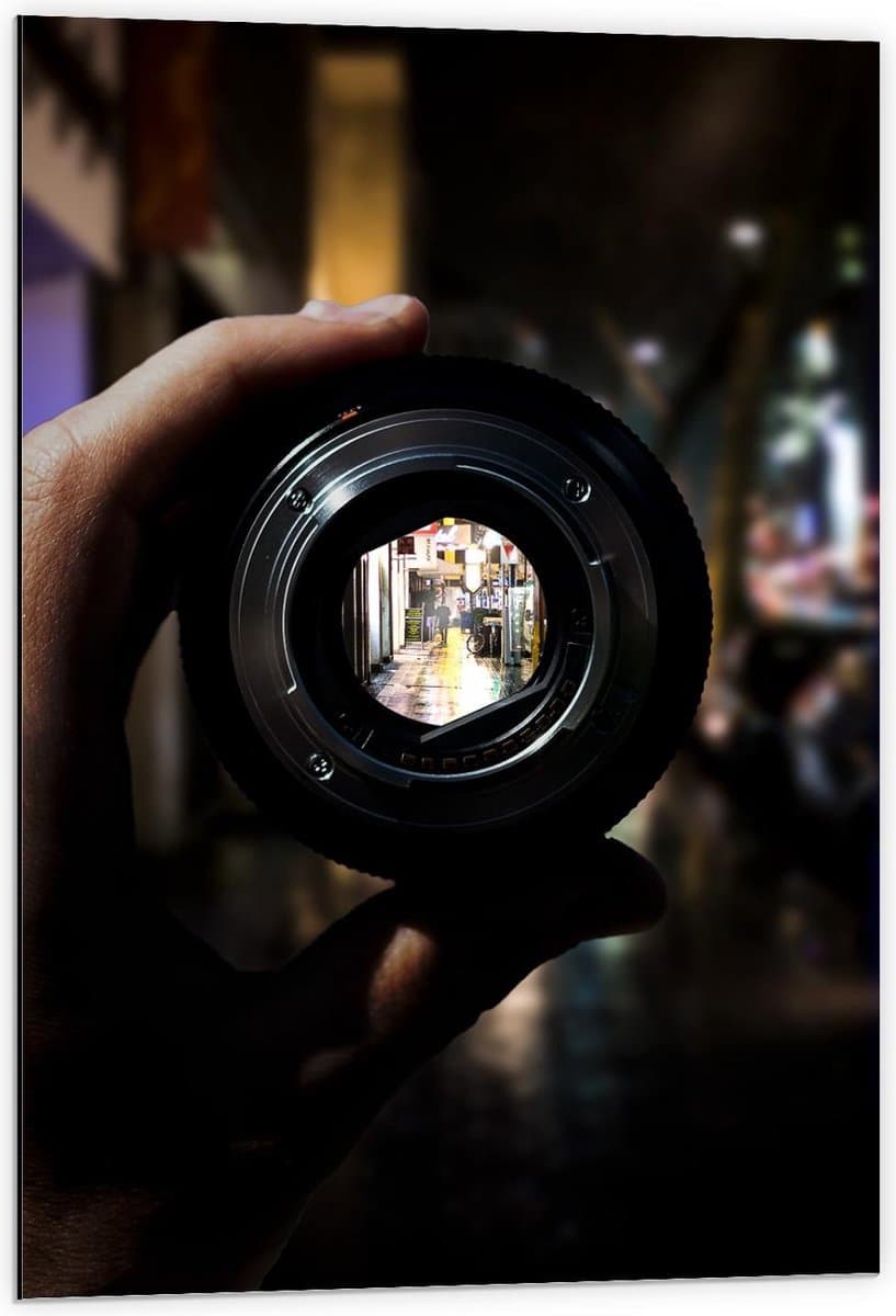 Dibond - Lens van Camera in de Stad - 60x90cm Foto op Aluminium (Met Ophangsysteem)