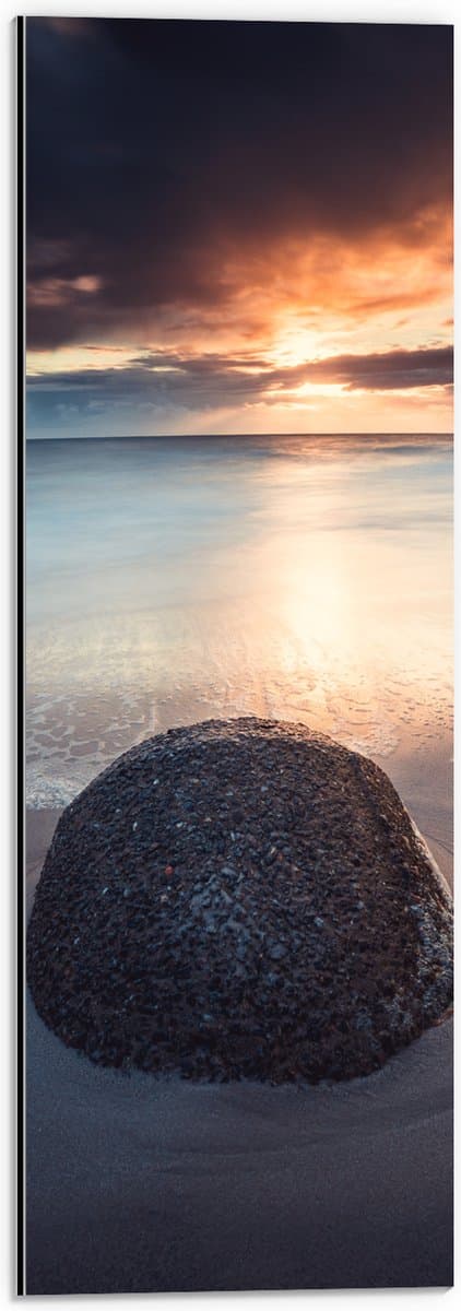 Dibond - Donkere Wolken met Zon boven Strand - 20x60 cm Foto op Aluminium (Wanddecoratie van metaal)