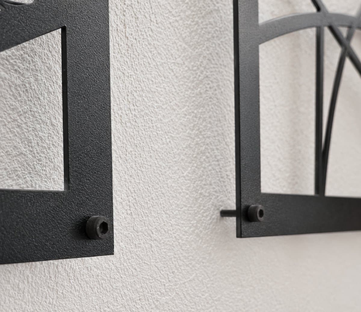 Metalen Wanddecoratie Engel – 3D Wandkunst – Zwart met Witte Vleugel – 70 x 92 cm