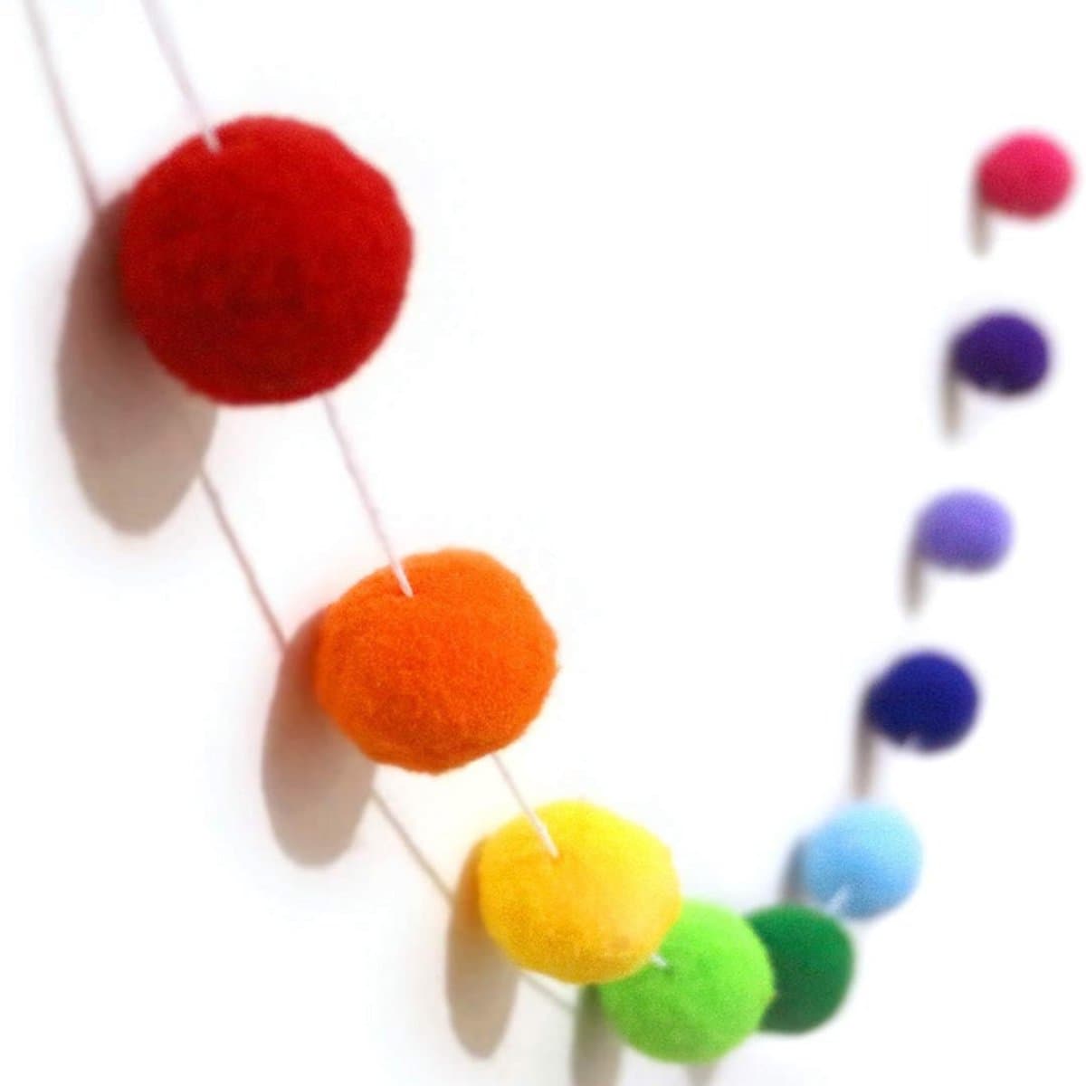 Viltbal Slinger 30mm 30 Stuks - Kerst Kwastjes Slinger - Pom Pom Ballen String 2M - Kleurrijke Decoratieve Viltballen Voor Feest En Kerstdecoratie