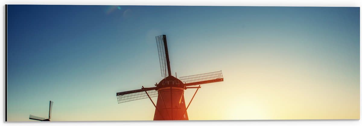 Dibond - Traditionele Hollandse Molens aan Meer tijdens de Avondzon - 60x20 cm Foto op Aluminium (Met Ophangsysteem)