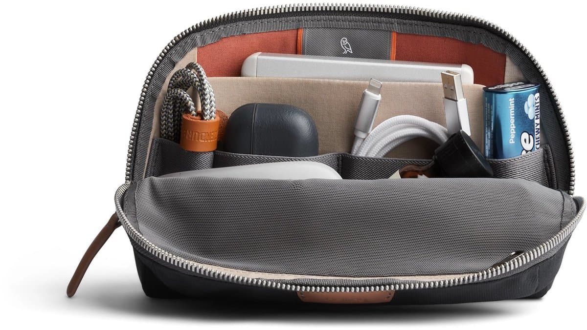 Bellroy Desk Caddy Tech Organiser – Gemaakt van Gerecyclede Materialen – Beschikbaar in Verschillende Kleuren – Afmetingen 150 x 240 x 80 mm - Zwart