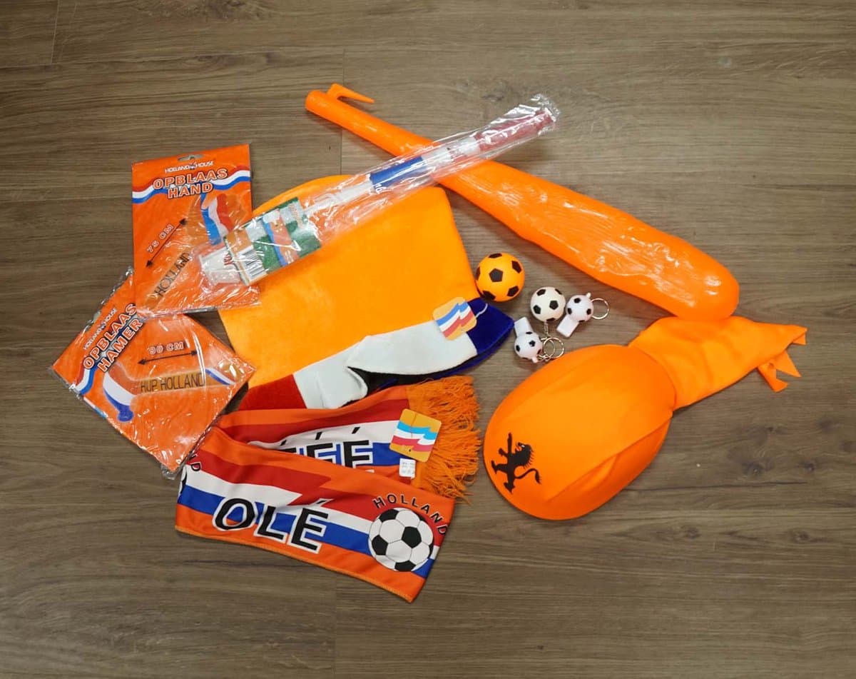 Oranje feestpakket WK 2026 nr 6 - Oranje piraten barret - Oranje knuppel - Oranje mini stretch bal - voetbal fluitje - oranje sjaal Ole Ole - oranje opblaas hand - oranje opblaad hamer - autovlag leeuw - feestartikelen oranje WK artikel - voetbal acc