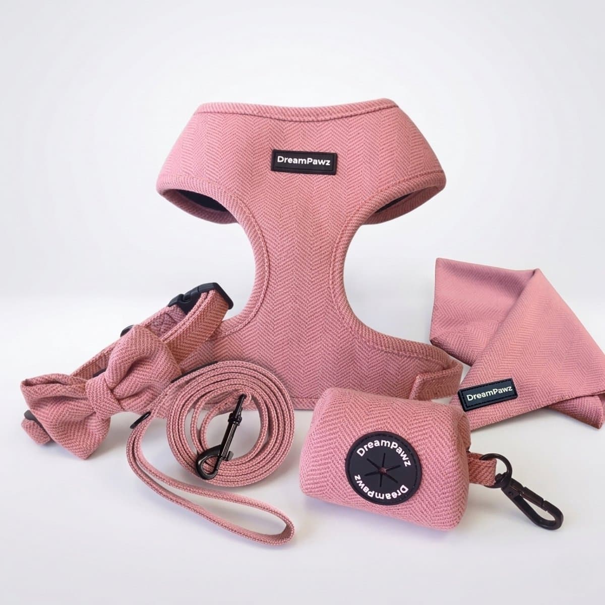 DreamPawz - Set van Harnas, Halsband, Riem en 3 accessoires - 6-Delige Set - Hondentuigje, Halsband, Leiband, Strikje, Poepzakjedispenser, Bandana - incl. Cadeauverpakking - Roze - M