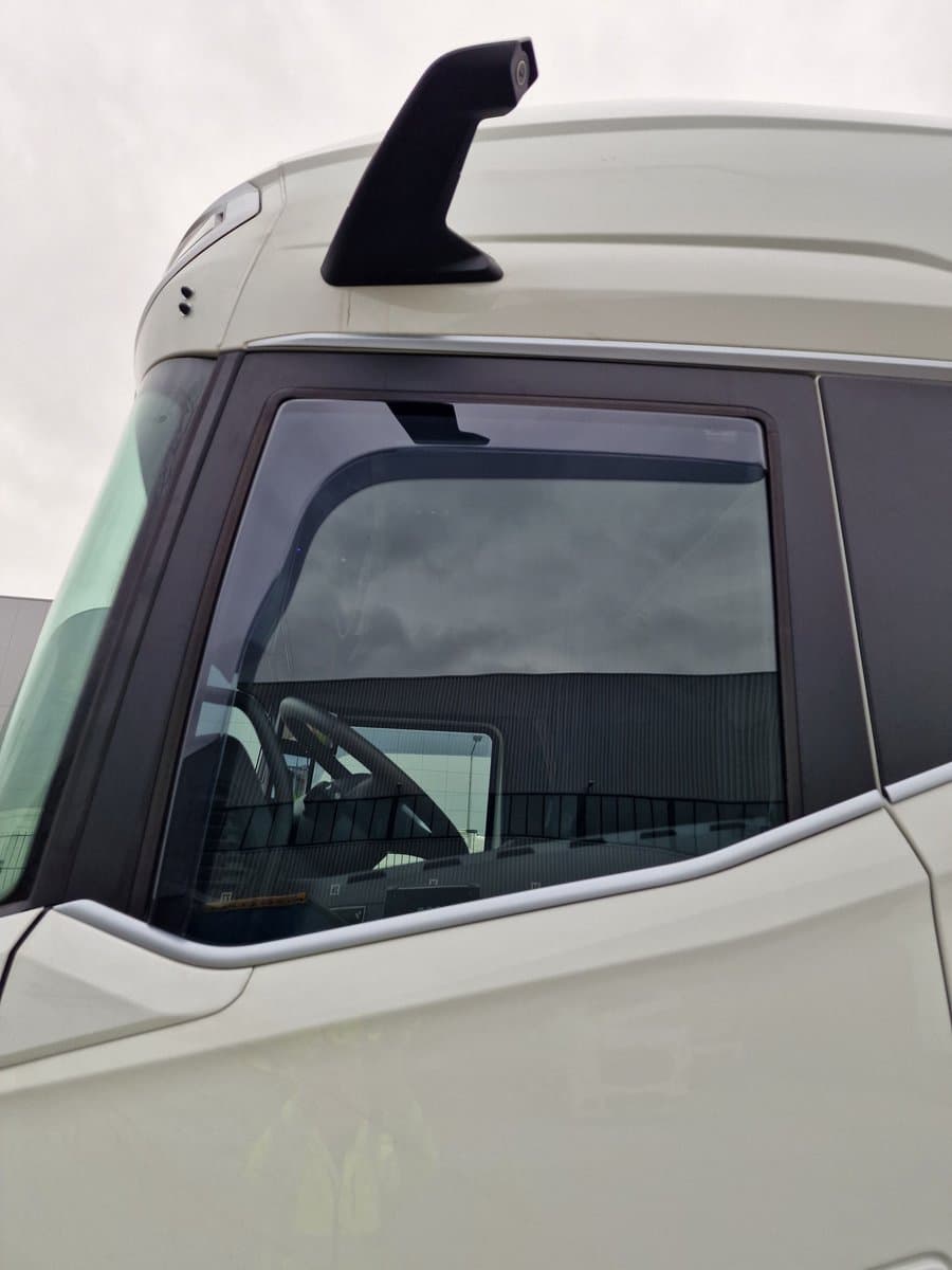 DAF XB LF CF XD XF XG +XG zijwindscherm raamgeleiders - windgeleiders, model ZONDER bolle spiegel aan bijrijderskant, truck model vanaf 2021