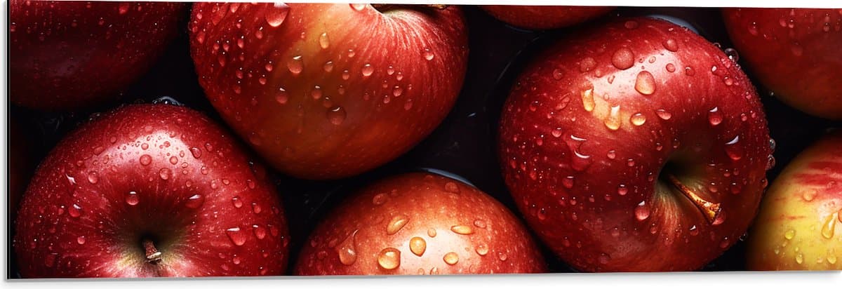 Dibond - Verse Rode Appels onder de Waterdruppels - 90x30 cm Foto op Aluminium (Wanddecoratie van metaal)