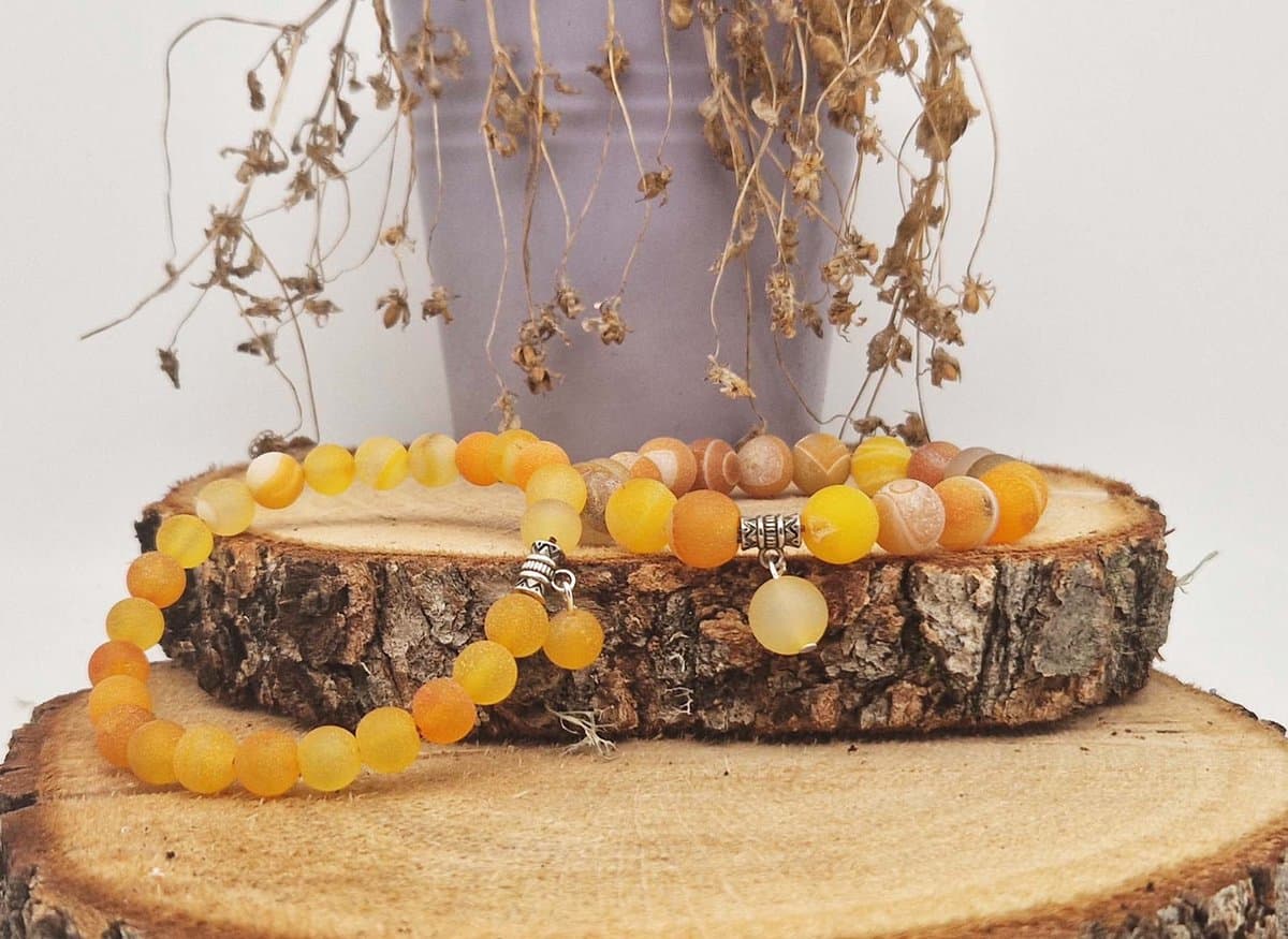 Handgemaakte Fatema natuursteen armband met natuursteen hanger " Oranje frosted agaat" -10 mm diameter van de korrel- Diameter armband 20 cm - Een mooi cadeau voor familie en vrienden