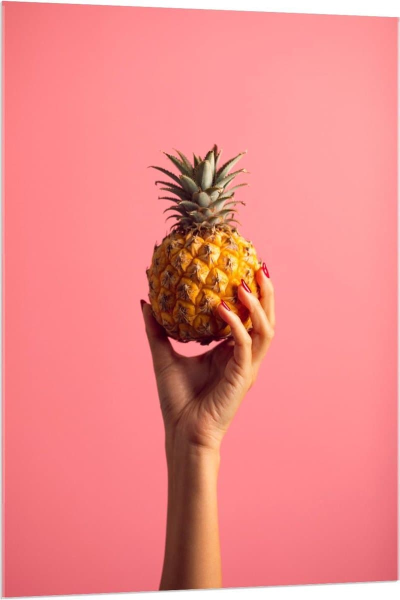 Acrylglas - Ananas in Hand op Roze Achtergrond - 80x120cm Foto op Acrylglas (Wanddecoratie op Acrylglas)