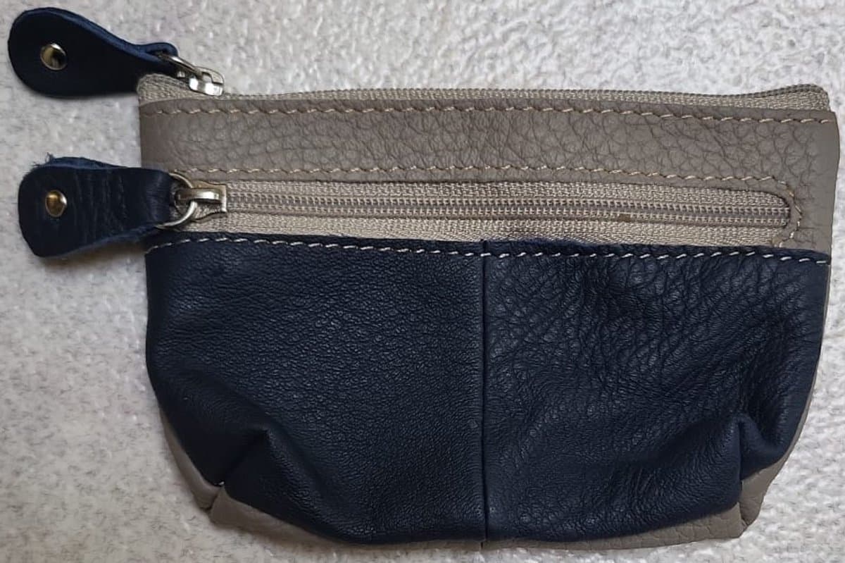 Deze praktische soepel leren sleuteletui komt altijd van pas. Behalve ruimte voor sleutels zijn er vakjes voor bijv. muntgeld, bonnetjes of pasjes waardoor deze etui ook als kleine portemonnee kan worden gebruikt. Voor uzelf of Bestel Een Cadeau