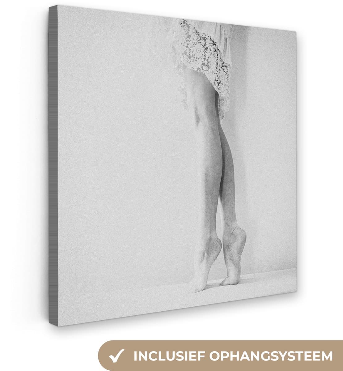 Canvas schilderij - Foto op doek - Vrouw - Zwart - Wit - Jurk - Vintage - Muurdecoratie - 50x50 cm - Canvas doek