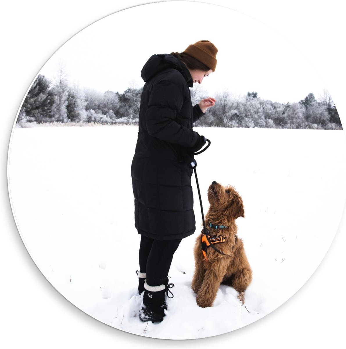 Forex Wandcirkel - Baasje met Hond in de Sneeuw - 50x50cm Foto op Wandcirkel (met ophangsysteem)