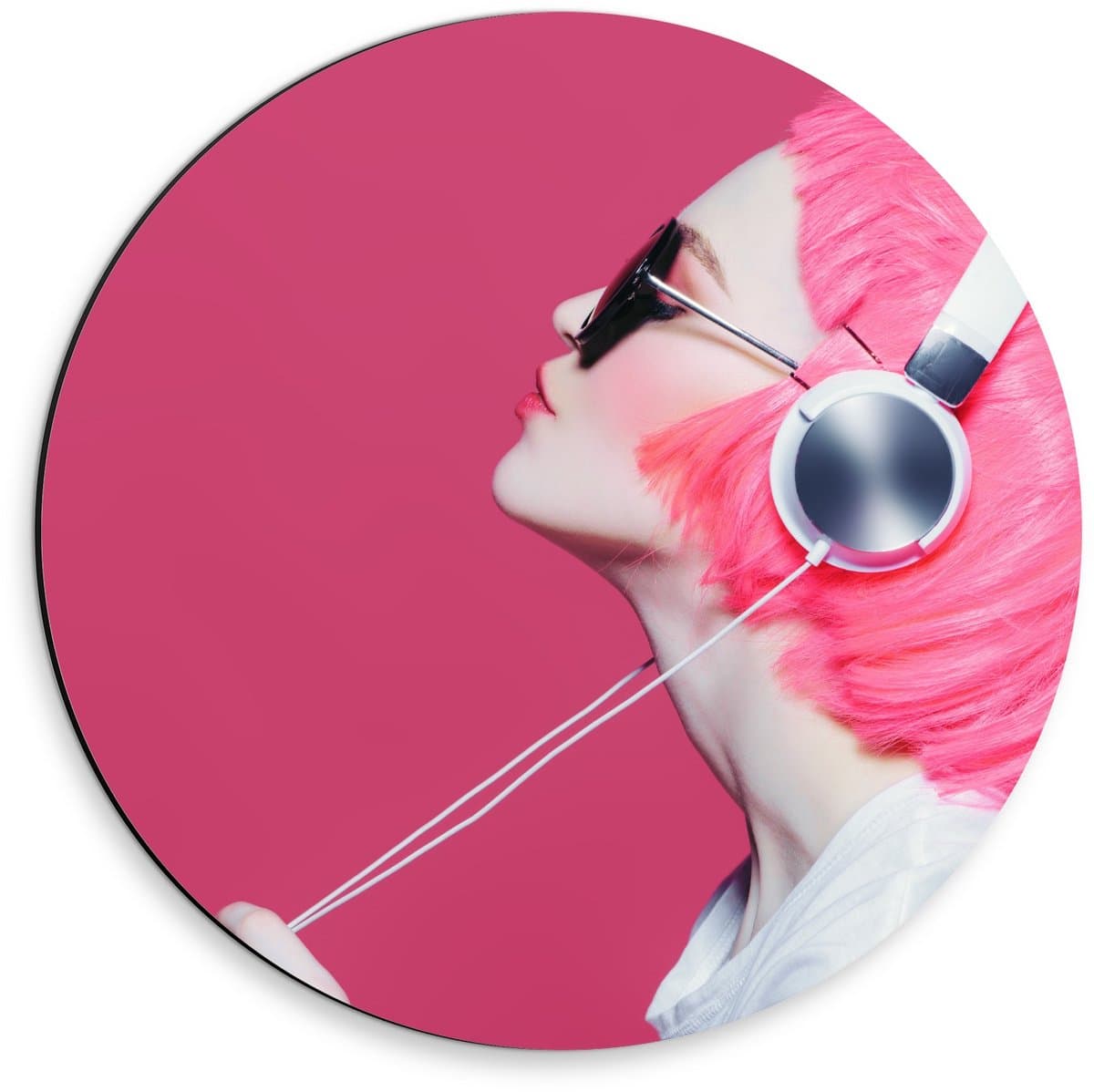 Dibond Wandcirkel - Vrouw met Roze Haar en Koptelefoon - 30x30cm Foto op Aluminium Wandcirkel (met ophangsysteem)