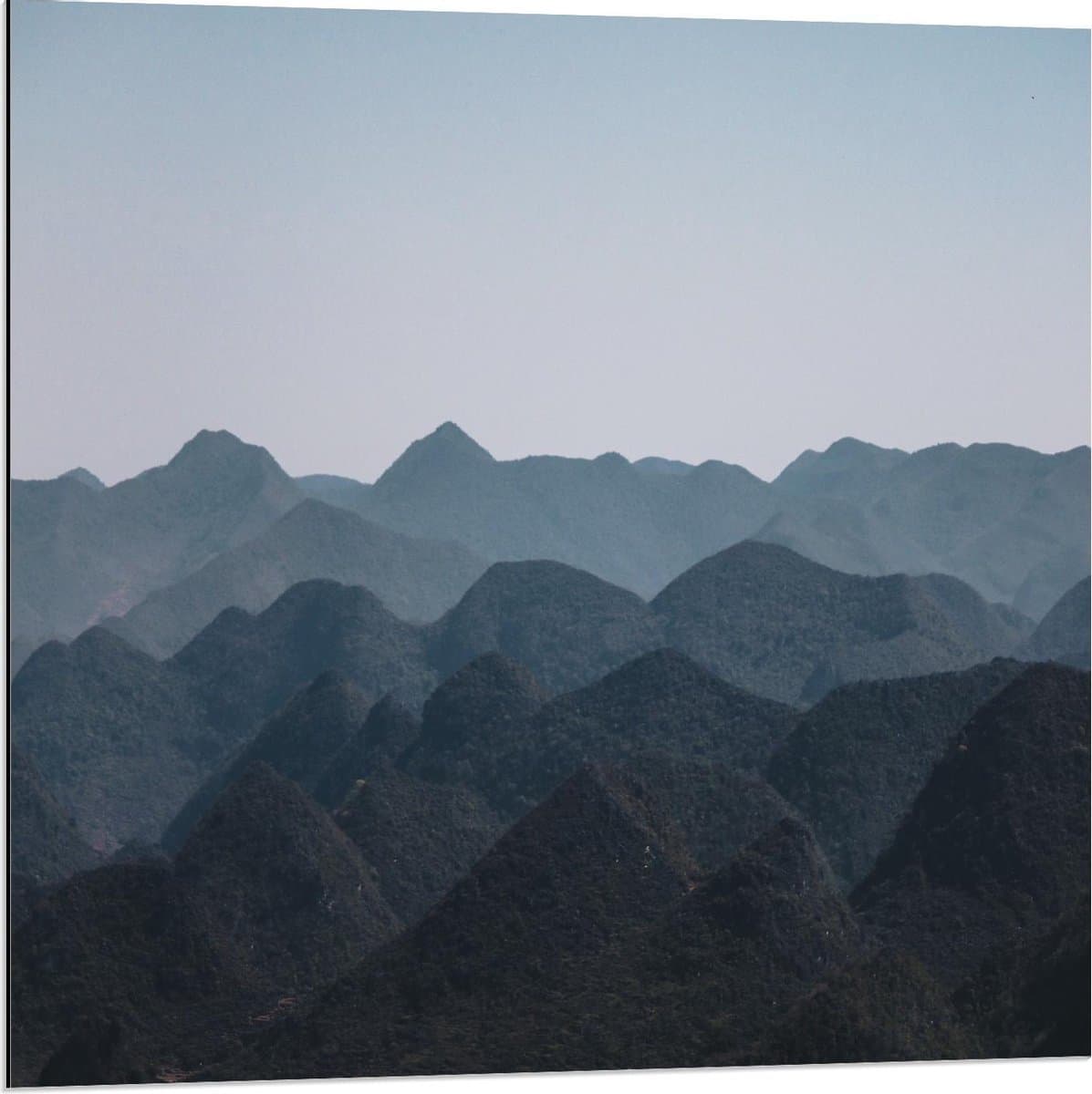 Dibond - Bergen met Donkerblauwe Lucht - 80x80cm Foto op Aluminium (Wanddecoratie van metaal)