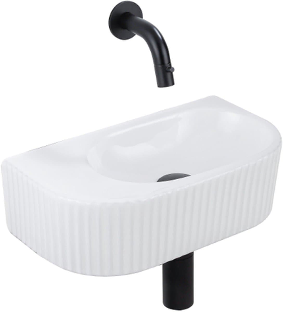 QeramiQ Fuente Fonteinset - 40x21.5x12cm - geribbeld - halfrond - keramiek - fonteinkraan zwart mat - afvoerplug - verlaagd sifon - wit glans