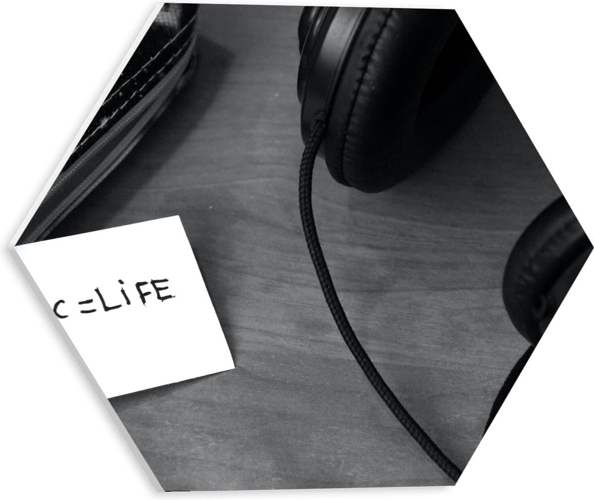 PVC Schuimplaat Hexagon - Koptelefoon met Aantekening ''Music = Life'' (Zwart- wit) - 30x26.1 cm Foto op Hexagon (Met Ophangsysteem)