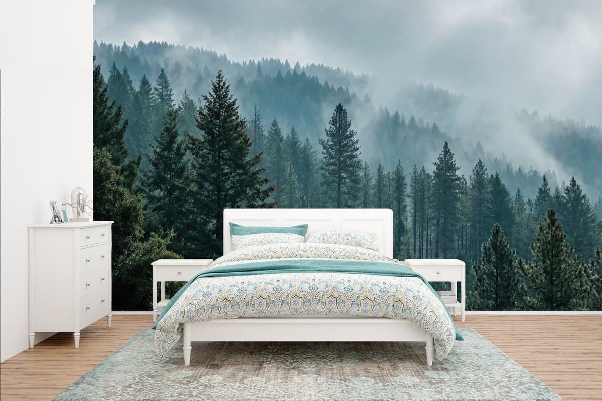 Behang - Fotobehang Naaldwoud - Bergen - Mist - Breedte 435 cm x hoogte 260 cm